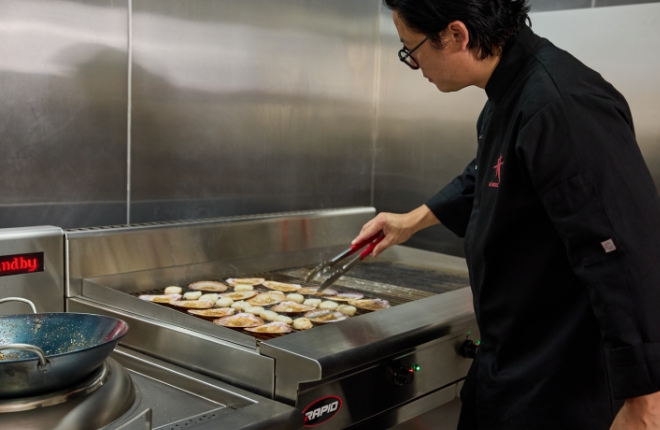 luke-nguyen-recipes-scallops-RWR39532