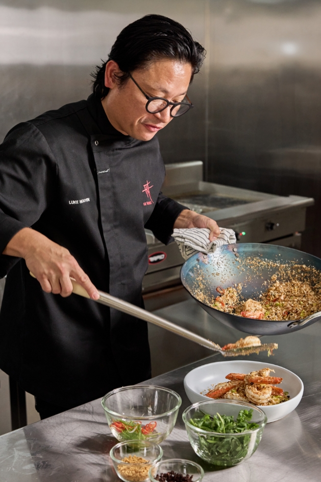 luke-nguyen-recipes-prawns-RWR39372